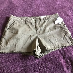 Mid rise olive green shorts